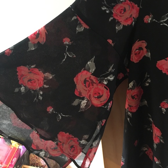 Floral top with short bell sleeves - Picture 4 of 5